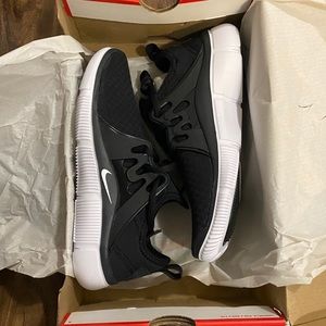 BRAND NEW - NEVER WORN!! Nike Acalme Shoe - 7.5